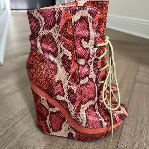 🔥 Michael Antonio “Colby” Leather & Suede Snakeskin Wedge Booties –Coral Size 6 - Picture 3 of 5